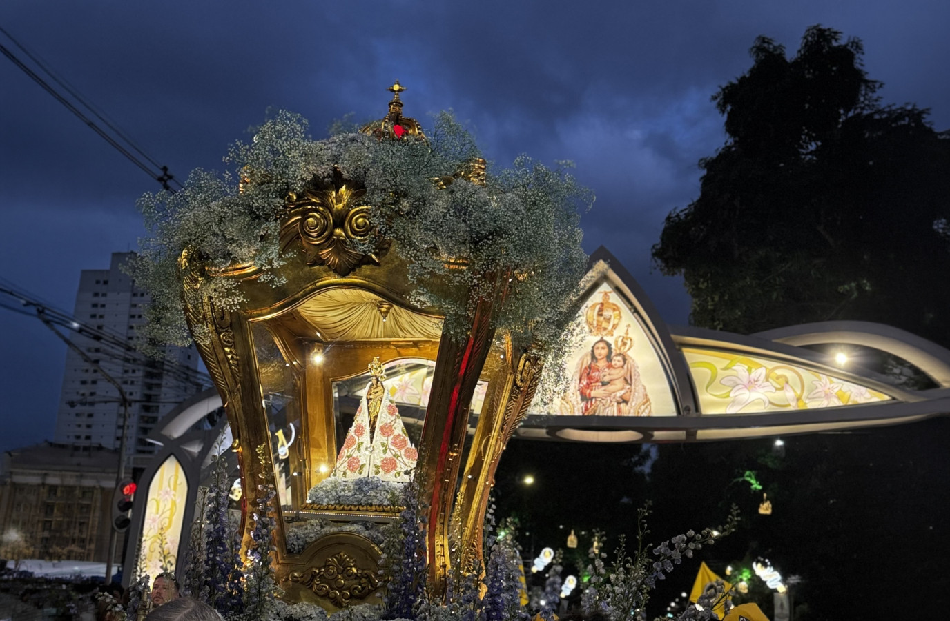 Noite de luz e fé: Nossa Senhora de Nazaré segue nos braços do povo até a Catedral neste sábado