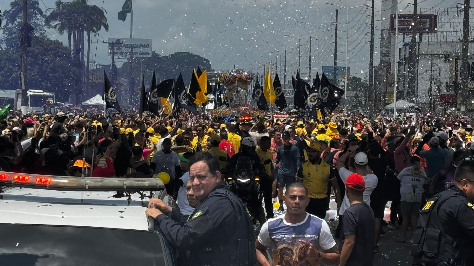 Com o novo manto, Nossa Senhora de Nazaré percorre mais de 50 km ao encontro de seus filhos nesta sexta
