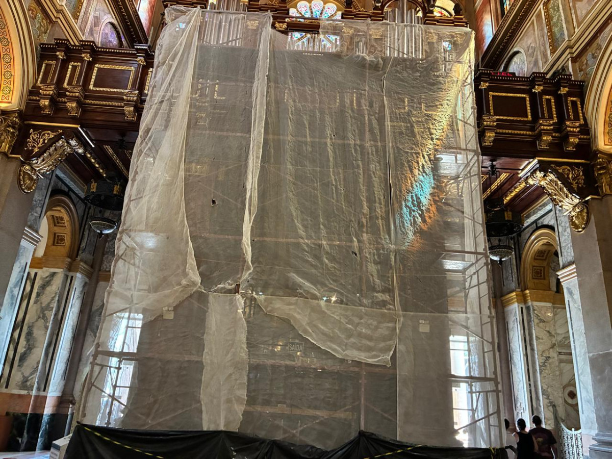 Porta Central da Basílica Santuário de Nazaré entra em processo de restauro e acesso de fiéis passa a ocorrer pelas portas laterais